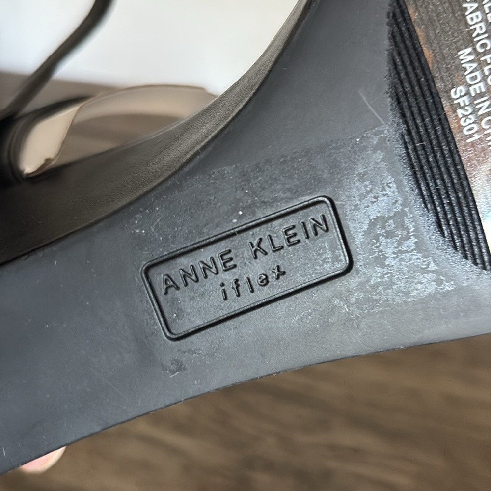 NEW [Anne Klein] Sloan Chain Wedge Padded Heel Sandals Black/Gold Women’s Sz 10 - Picture 9 of 12